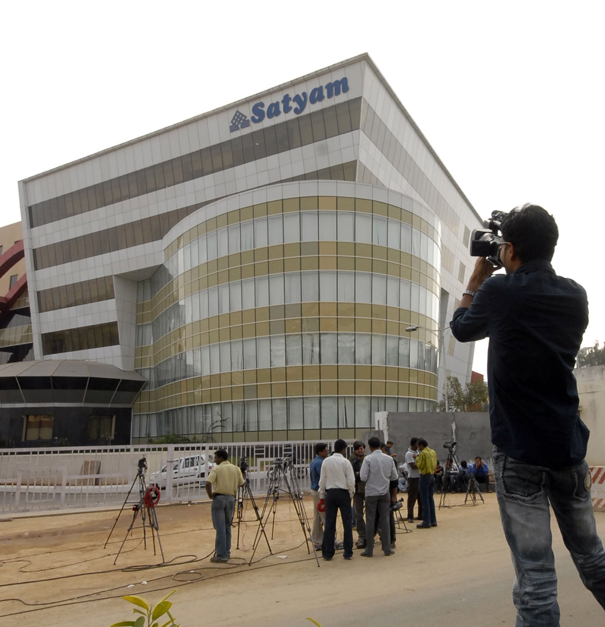 Media gather in front of Satyam headquarters in Hyderabad, after the scam broke out.