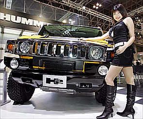A model poses with a Hummer