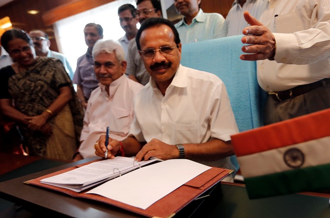 Railway Minister Sadananda Gowda (C) poses after giving the final touches to the Railway Budget.