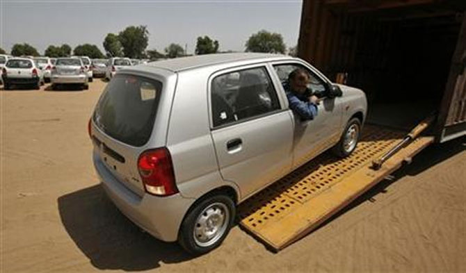 A worker unloads an Alto.