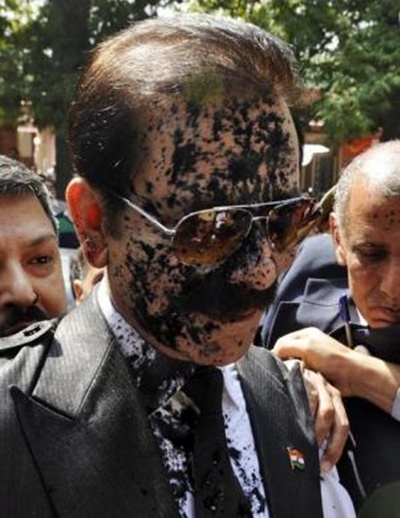Subrata Roy with his face smeared in ink thrown by an unidentified man arrives at the Supreme Court.