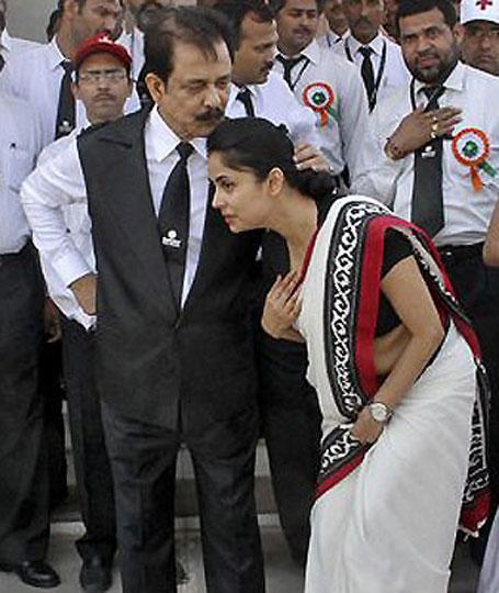 Subrata Roy speaks to a Sahara employee. 