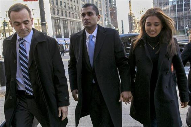 Former SAC Capital portfolio manager Mathew Martoma (C) arrives at the Manhattan Federal Courthouse with his lawyer (L) and an unidentified woman in New York, January 7, 2014.