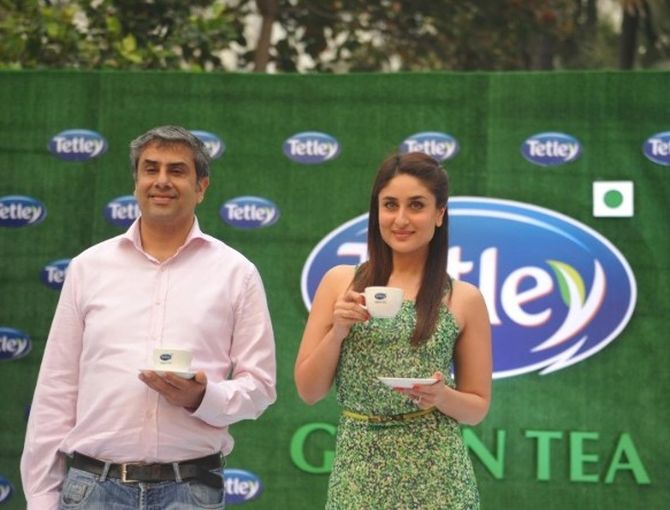 Kareena Kapoor with TATA Global Beverages Marketing VP Vikram Grover at the relaunch of Tetley Green Tea in Mumbai