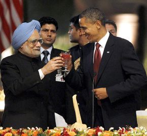 U.S. President Barack Obama (R) toasts alongside India's Prime Minister Manmohan Singh during a state dinner at Rashtrapati Bhavan in New Delhi. 	