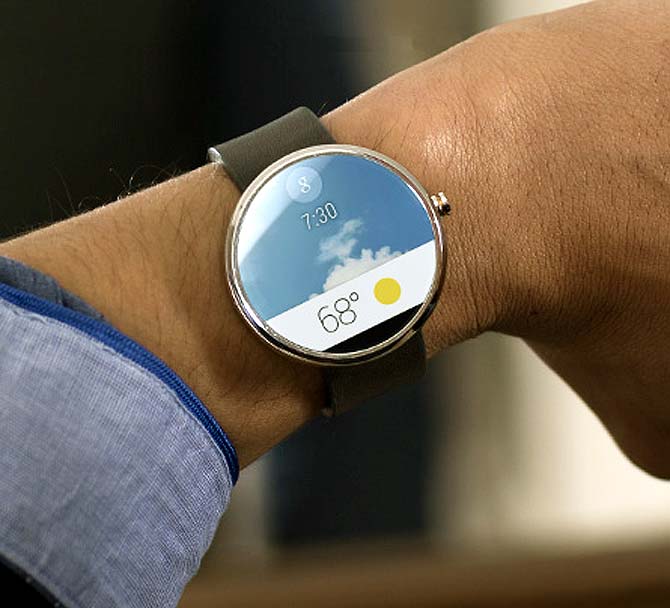 Android smartwatches will connect wirelessly to a mobile phone.
