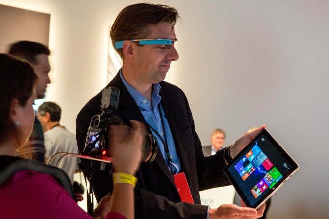 An attendee wearing Google glass uses the new Microsoft Surface Pro 3, during the event in New York May 20, 2014.