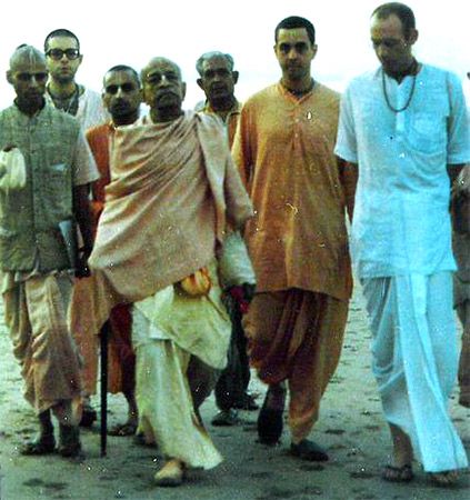 Alfred Brush Ford, second from right, on Juhu beach, Mumbai, with Srila A C Prabhupada in 1975 on his first trip to India