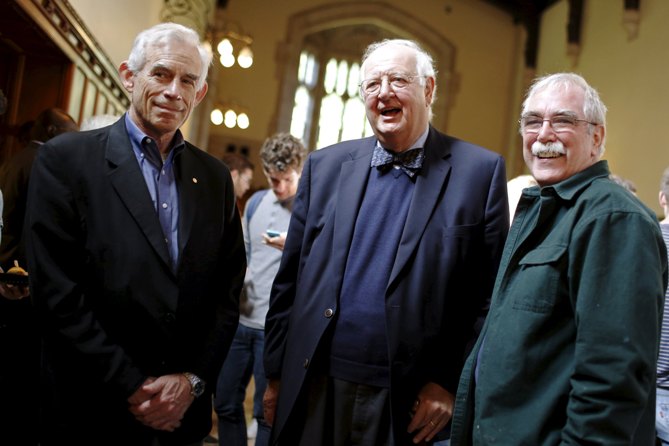 British-born economist Angus Deaton of Princeton University (C) stands with Nobel laureates Chris Sims (left, Economics, 2011) and Eric Wieschaus (right, Physiology or Medicine, 1995) after winning the 2015 economics Nobel Prize on the Princeton University campus in Princeton, New Jersey October 12, 2015. REUTERS/Dominick Reuter