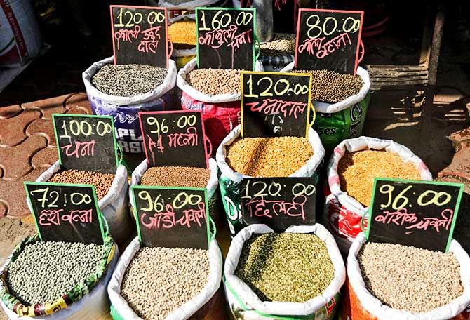 rice tags are seen on the bags of pulses that are kept on display for sale outside a shop at a market in Mumbai, India January 31, 2017. Photo: Shailesh Andrade/Reuters
