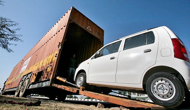 A worker unloads an A-Star car from a container at a Maruti Suzuki stockyard on the outskirts of Jammu 23, 2012. Photo: Mukesh Gupta/Reuters