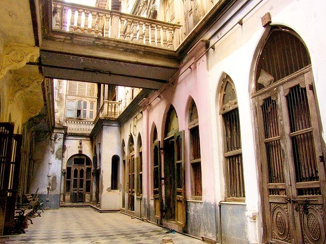 Some pols have just six homes and the largest has 3,000 homes. Some were large homes like this haveli which has 60 rooms. Photograph: Kind Courtesy Saad Akhtar/Wikimedia Commons