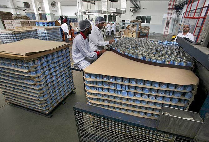 Employees pack tins of sweetened condensed milk inside Nestle's factory in Moga district in the northern state of Punjab, India, June 16, 2015. Photo: Munish Sharma/Reuters