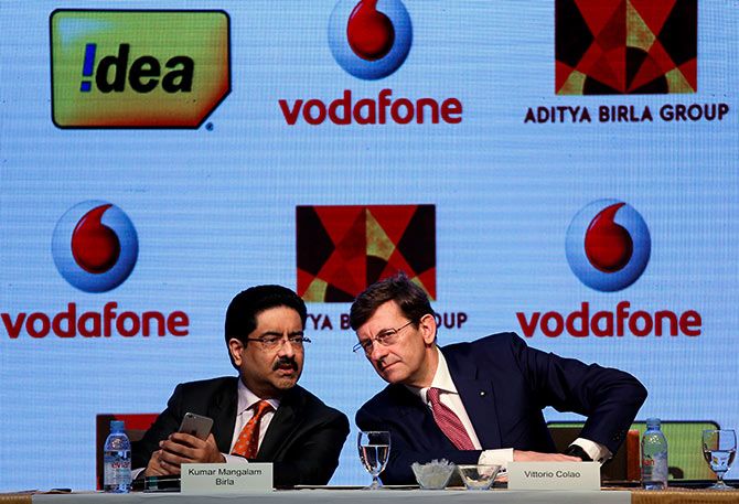 Kumar Mangalam Birla (L), chairman of Aditya Birla Group, speaks to Vittorio Colao, CEO of Vodafone Group, during a news conference in Mumbai, India March 20. Photo: Danish Siddiqui/Reuters