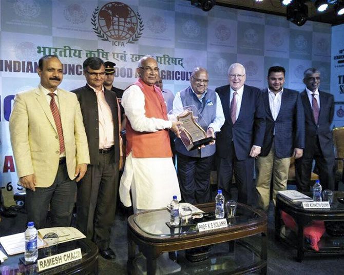 Mr Anil Mittal, CMD receiving the Agriculture Leadership Award 2017 at the 10th Global Agriculture Leadership Awards Committee 2017 for dominant position in agro exports and our efforts in reaching out to farmers to improve their production quality and empower them financially. Courtesy: India Gate Rice/Facebook