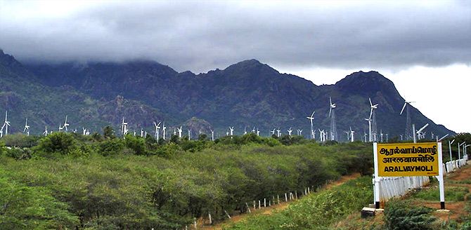 The largest wind farm of India in Muppandal seen from Aralvaimozhy station, Tamil Nadu. Photograph: Courtesy CC-by-sa PlaneMad/Wikimedia Commons.