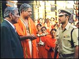 Dr Mohan Joshi (extreme left) and Ajay Devgan (extreme right) in Gangaajal