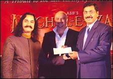 Aamir presenting the cheque to Deepesh Salgia