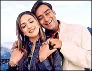 Esha Deol and Ajay Devgan in Main Aisa Hi Hoon