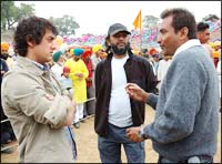 Aamir Khan and Rakeysh Mehra (centre) on the sets of Rang De Basanti