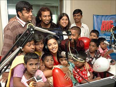 Asin with children from Seva Chakra orphanage