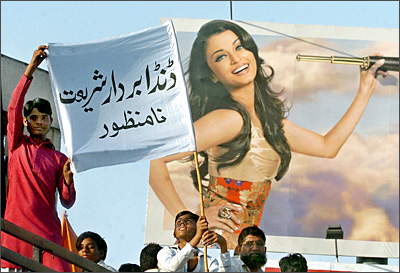 Pakistani protestors in front of an Aishwarya Rai billboard