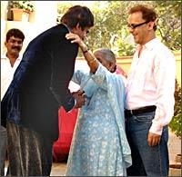 Amitabh Bachchan with Vidhu Vinod Chopra and his mother