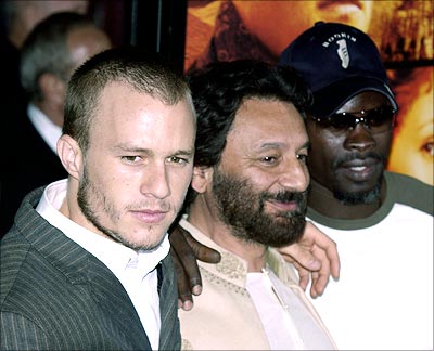 Heath Ledger with director Shekhar Kapur and Djimon Honsou at the premiere of Four Feathers