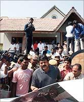 Chiranjeevi visits Rajasekhar's home