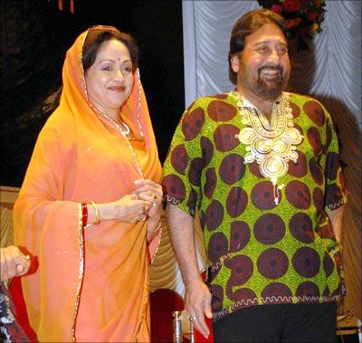 Vinod Khanna Wife Pics