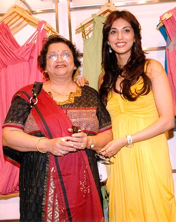 Eesha Koppikhar and her mother