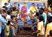 Crowd remembers Dr Vishnuvardhan and garlands his posters