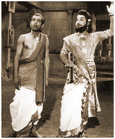 Nagesh with Sivaji Ganesan in a scene from Thiruvilaiyadal