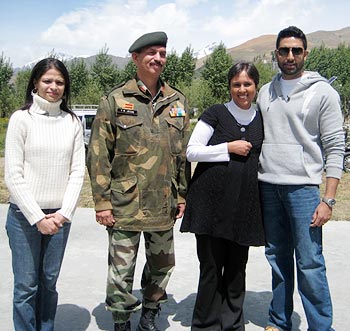 Abhishek poses with Barkha Dutt, Colonel YK Joshi and an unidentified woman