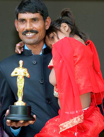 Pinki and her father Rajendra Soneka pose with a replica of an Oscar statue.
