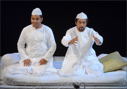 Naseer performing Dastangoi