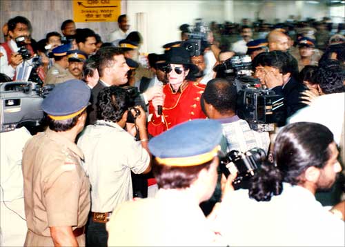 Media surrounds Michael Jackson