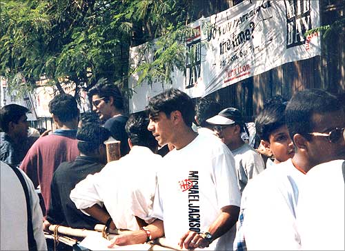 Fans line up to see Michael Jackson