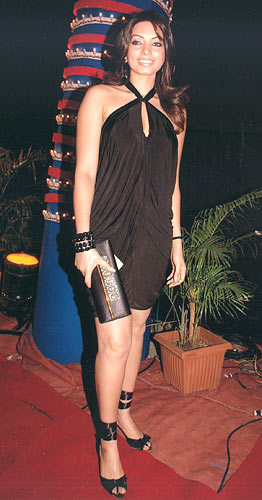 Television star Shama Sikander looking hot in black...