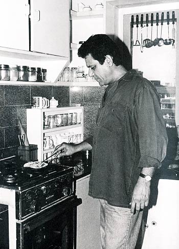 Om Puri the 'food fixer', as Nandita Puri calls him, cooking chapatis