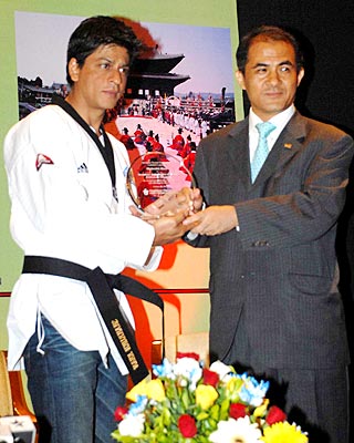 Shah Rukh Khan and a Korean Government official