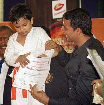 Akshay presents an award