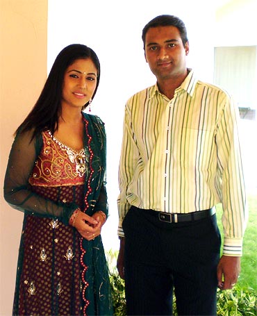 Reader Manish Surjan met television actress Hina Khan in Bhopal