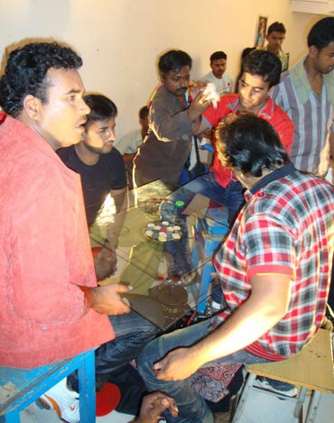 On the sets of 5 Idiots