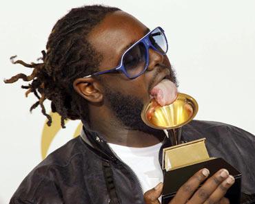 T-Pain licks his award for best R and B performance