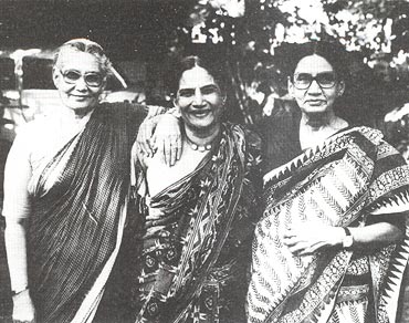 Shaukat Azmi with her sisters Liaqat and Riasat Khanam