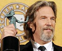 Jeff Bridges holds his SAG award