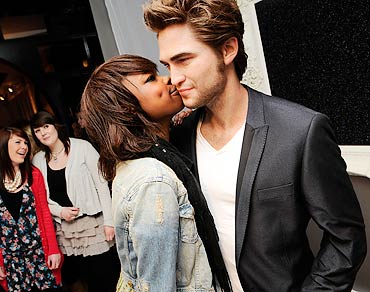 A fan kisses Robert Pattinson's  wax figure