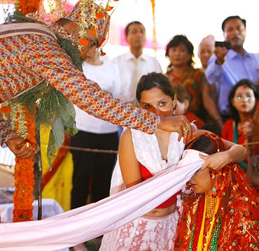 Manisha Koirala receives sindur on her head