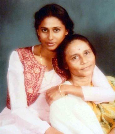 Smita Patil with her mother Vidyatai Patil